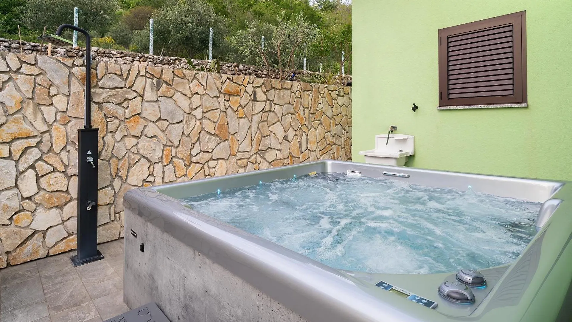 Apartment Harmonie With Jacuzzi And Terrace contacts