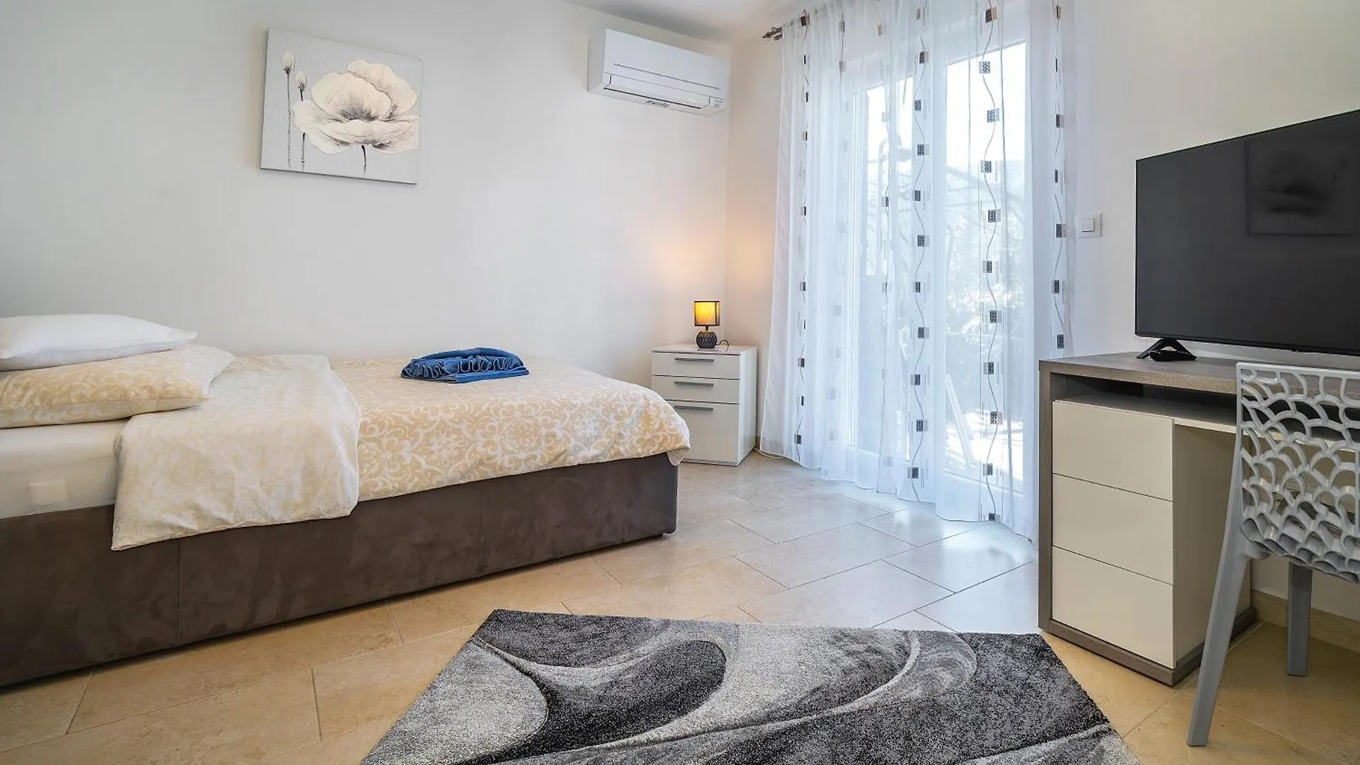 Apartment Harmonie With Jacuzzi And Terrace Jurandvor
